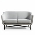 Divano grigio chiaro in tessuto con struttura metallica dimensioni 175 x 80 x 80cm